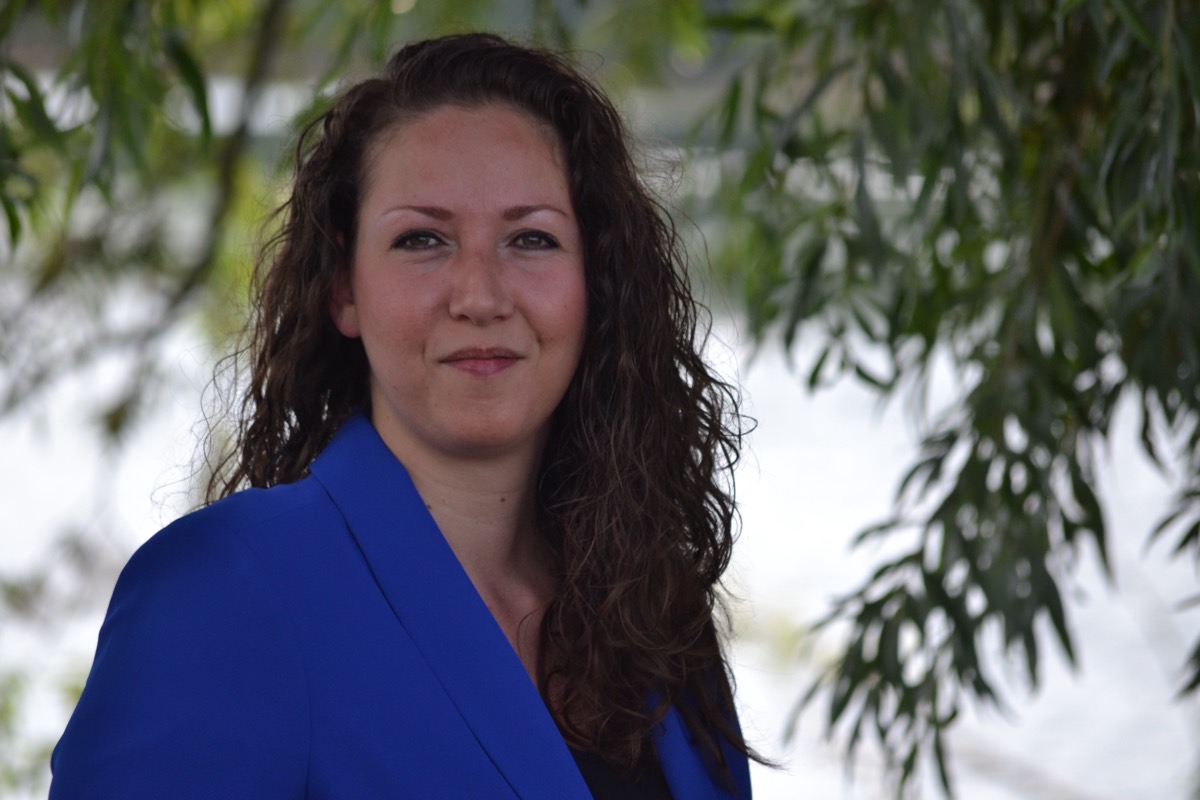 Sandra ten Bruggencate, buiten in een blauw jasje